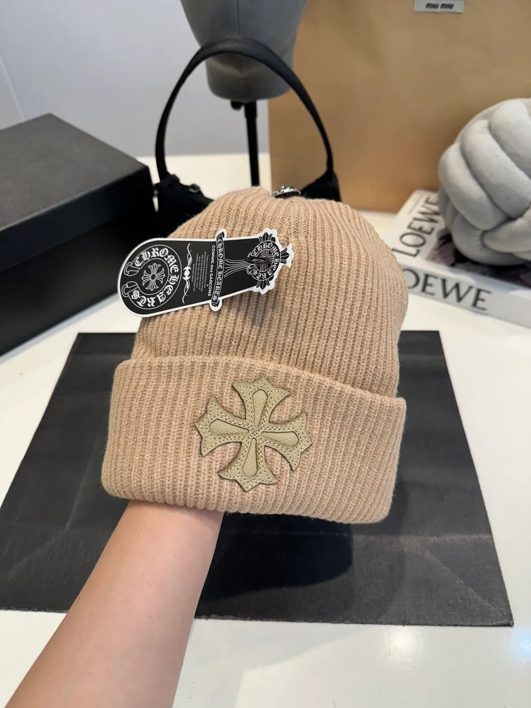 P46 Crow Heart Wool Hat, too flattering for your face. No matter you have a long face, a round face or a square face, you can easily wear it because the hat is very thick, so your face looks small, delicate and cute. Fashionable street style, recommended hat for autumn and winter.